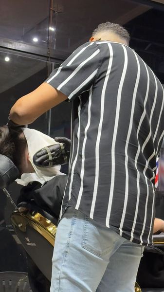 Barbeiro finalizando atendimento na Style Cutz