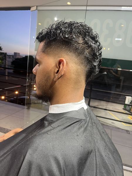 Cabelo cacheado com degradê e barba – Style Cutz Barber