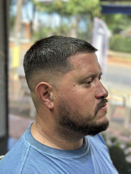 Corte degradê com barba alinhada – Style Cutz Barber
