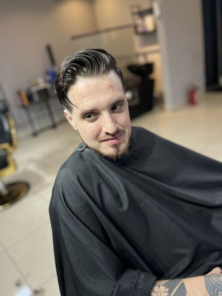 Corte social penteado com barba – Style Cutz Barber